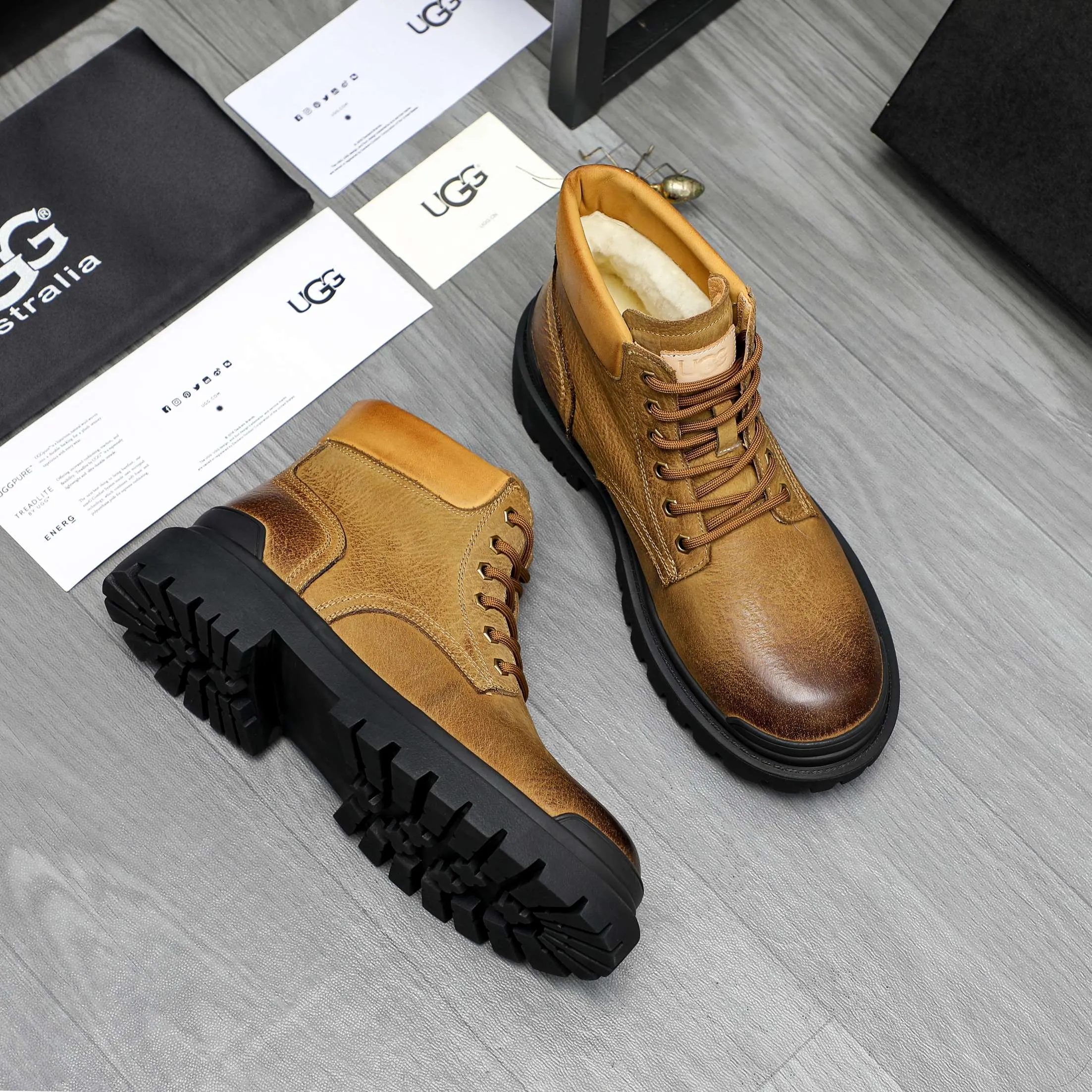 P620 Product trademark: "UGG" Gaobang men's shoes Regular size: 39-44 Product materials: Selected color-brushed cowhide upper, wool lining, original outsole